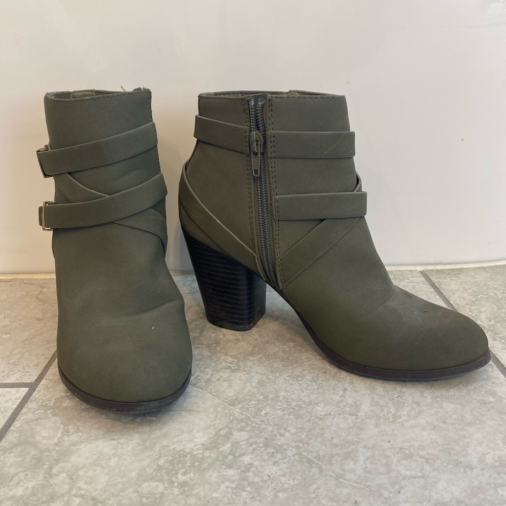 Green booties with zipper